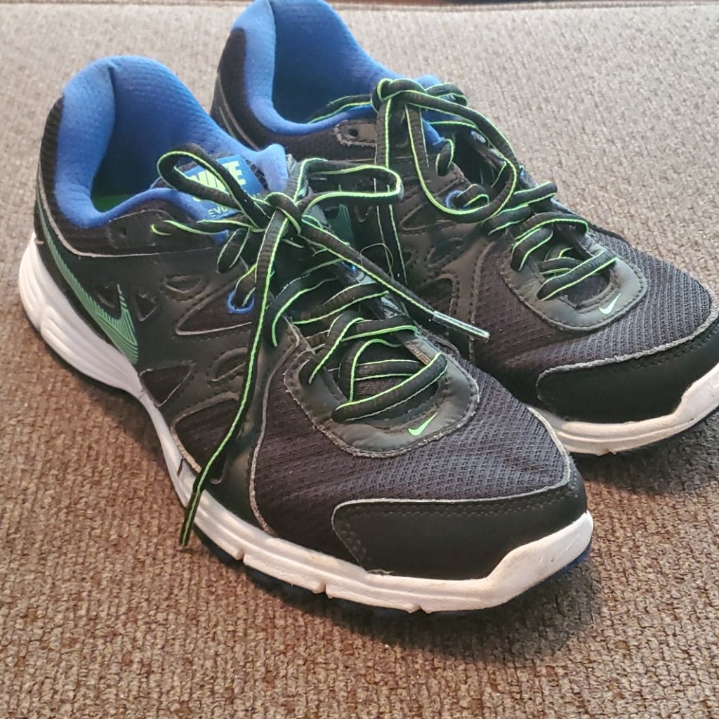 Nike Revolution 2 Womens Size 75